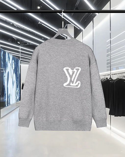 ルイヴィトンコピー フロントとバックに大きなロゴが入ったジャカードセーター