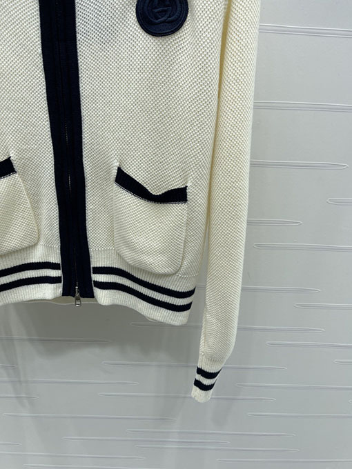 グッチ 新しいジップアップニットセーター