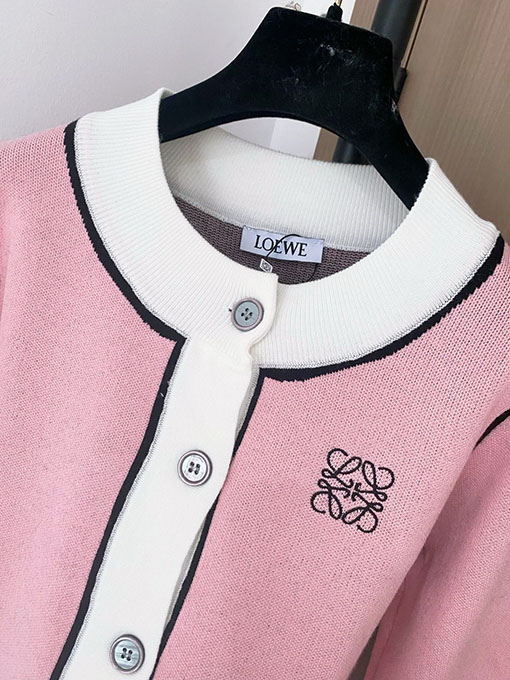 ロエベ 新しいロゴ入りカーディガン