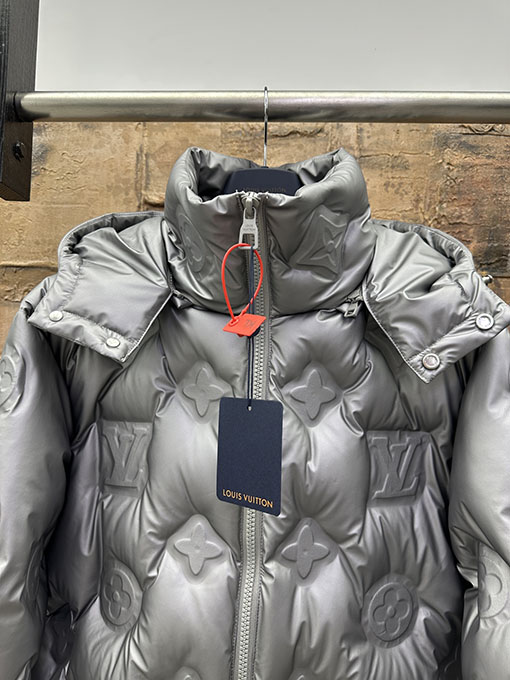 ルイヴィトン 新モデルモノグラムダウンジャケット