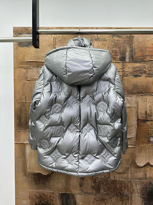 ルイヴィトン 新モデルモノグラムダウンジャケット