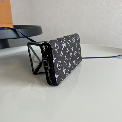 ルイヴィトン Monogram Shadow ファスナー付き縦型財布 M11710