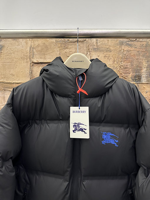 バーバリー ウォーホース刺繍ダウンジャケット