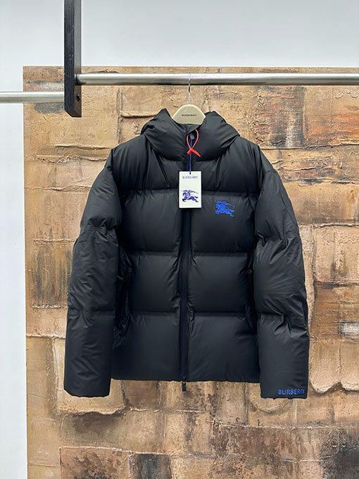 バーバリー ウォーホース刺繍ダウンジャケット