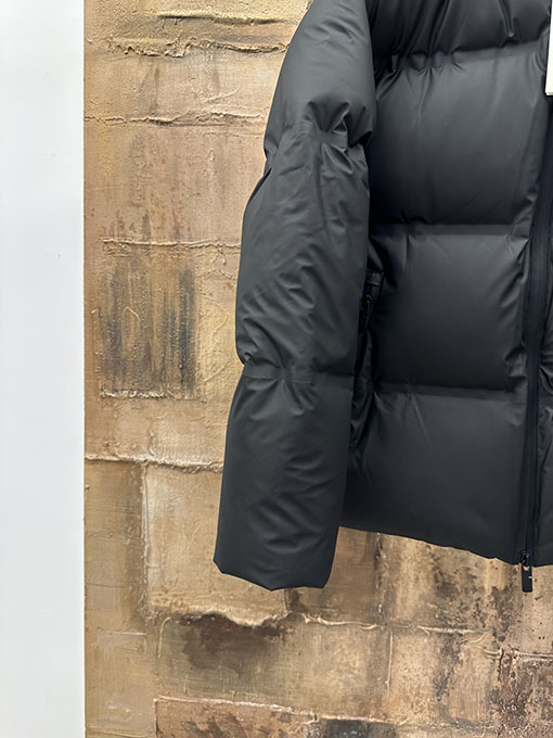 バーバリー ウォーホース刺繍ダウンジャケット