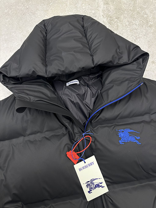 バーバリー ウォーホース刺繍ダウンジャケット