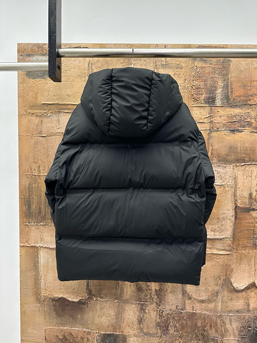 バーバリー ウォーホース刺繍ダウンジャケット