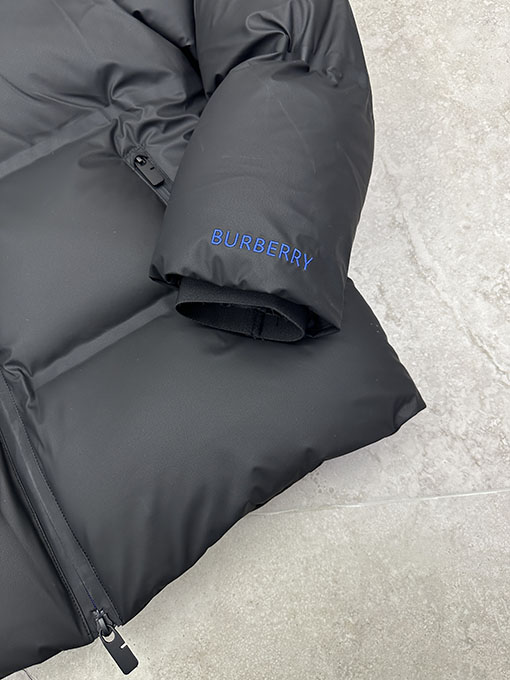 バーバリー ウォーホース刺繍ダウンジャケット