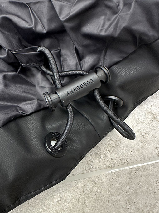 バーバリー ウォーホース刺繍ダウンジャケット