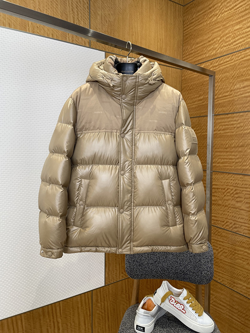 バーバリー 袖口にトリムをしたスタンドカラーのフード付きダウンジャケット