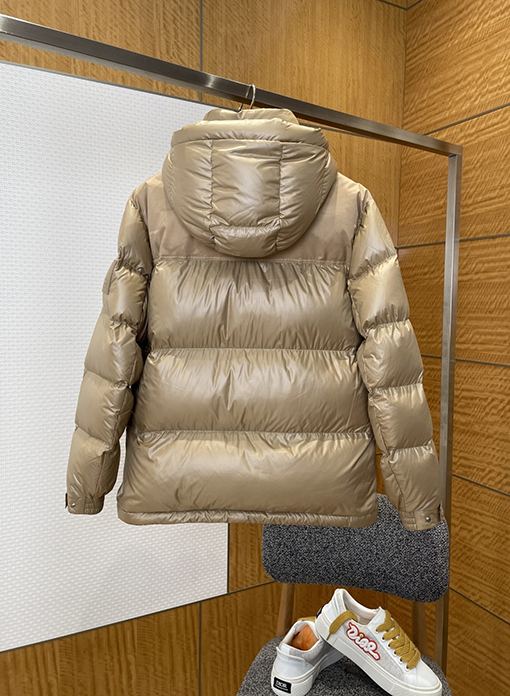 バーバリー 袖口にトリムをしたスタンドカラーのフード付きダウンジャケット