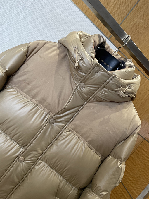 バーバリー 袖口にトリムをしたスタンドカラーのフード付きダウンジャケット