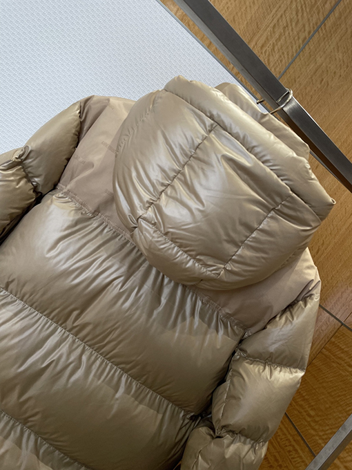 バーバリー 袖口にトリムをしたスタンドカラーのフード付きダウンジャケット