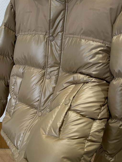 バーバリー 袖口にトリムをしたスタンドカラーのフード付きダウンジャケット