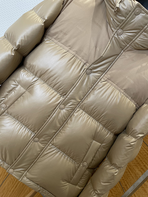 バーバリー 袖口にトリムをしたスタンドカラーのフード付きダウンジャケット