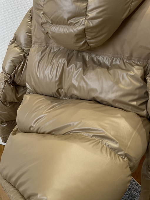 バーバリー 袖口にトリムをしたスタンドカラーのフード付きダウンジャケット