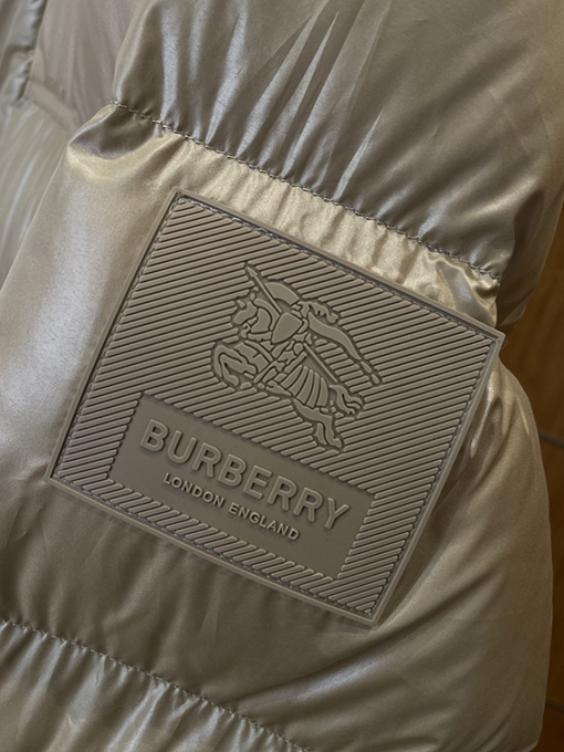 バーバリー 袖口にトリムをしたスタンドカラーのフード付きダウンジャケット