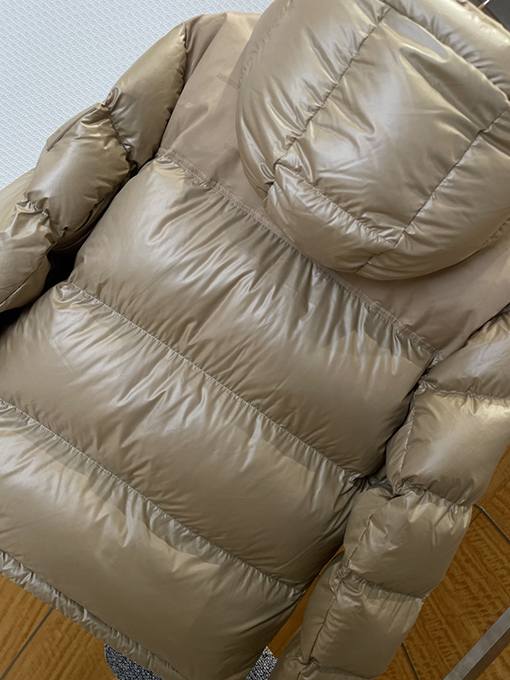 バーバリー 袖口にトリムをしたスタンドカラーのフード付きダウンジャケット