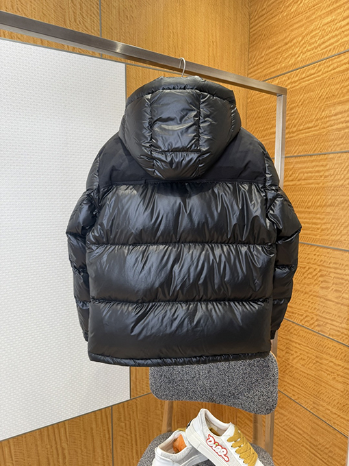 バーバリー 袖口にトリムをしたスタンドカラーのフード付きダウンジャケット