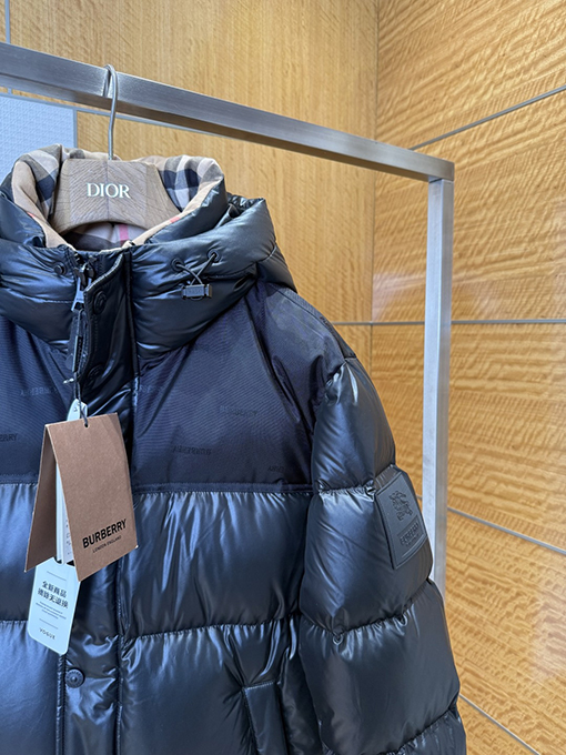 バーバリー 袖口にトリムをしたスタンドカラーのフード付きダウンジャケット