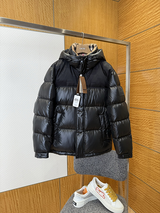 バーバリー 袖口にトリムをしたスタンドカラーのフード付きダウンジャケット