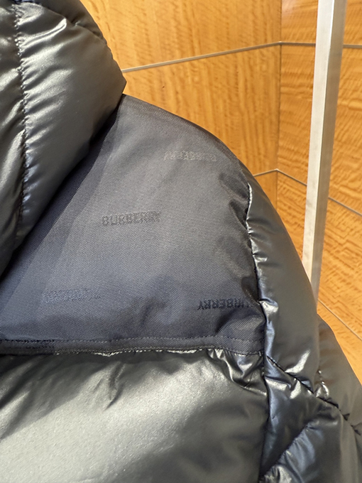 バーバリー 袖口にトリムをしたスタンドカラーのフード付きダウンジャケット