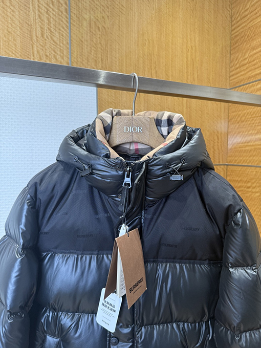 バーバリー 袖口にトリムをしたスタンドカラーのフード付きダウンジャケット