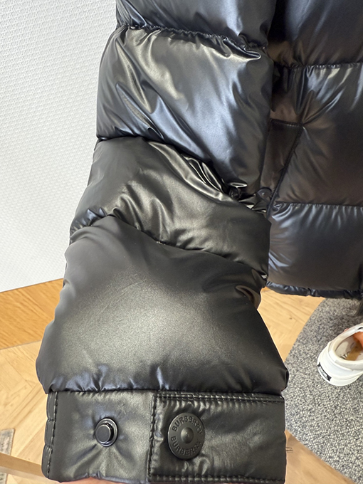 バーバリー 袖口にトリムをしたスタンドカラーのフード付きダウンジャケット