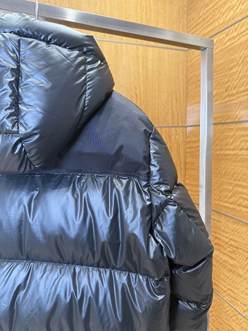 バーバリー 袖口にトリムをしたスタンドカラーのフード付きダウンジャケット