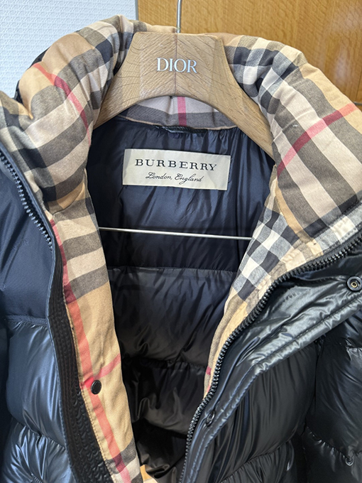 バーバリー 袖口にトリムをしたスタンドカラーのフード付きダウンジャケット