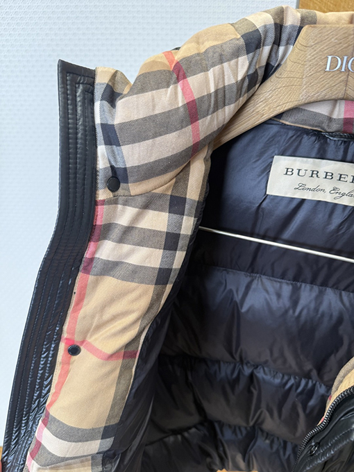 バーバリー 袖口にトリムをしたスタンドカラーのフード付きダウンジャケット