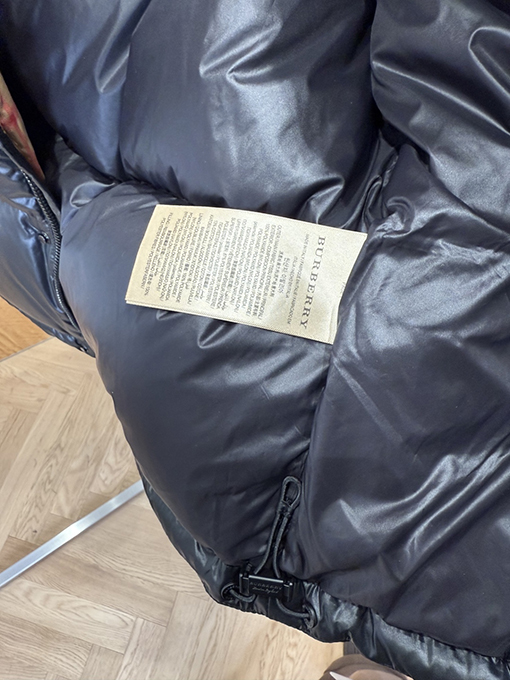 バーバリー 袖口にトリムをしたスタンドカラーのフード付きダウンジャケット