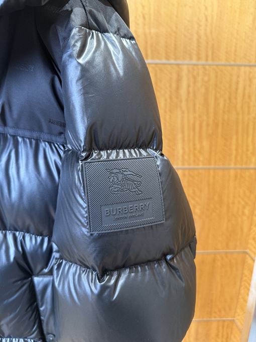 バーバリー 袖口にトリムをしたスタンドカラーのフード付きダウンジャケット