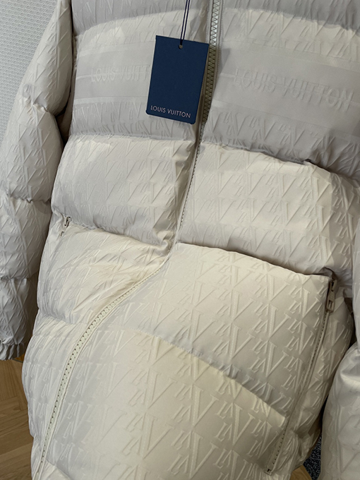 ルイヴィトン レザーラベルのフード付きダウンジャケット