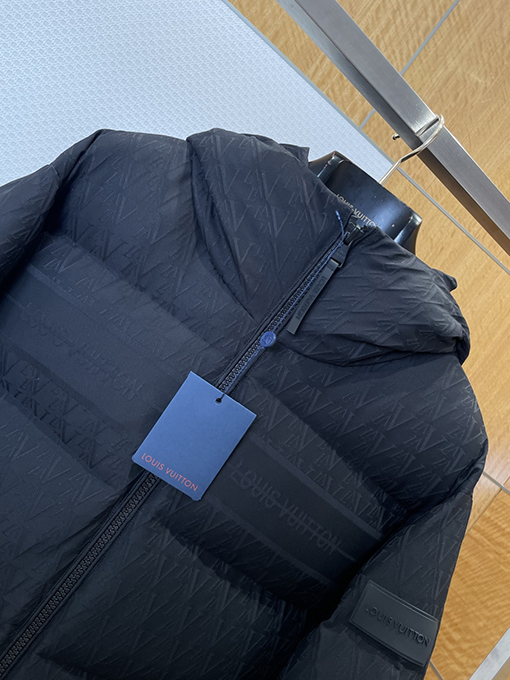 ルイヴィトン レザーラベルのフード付きダウンジャケット