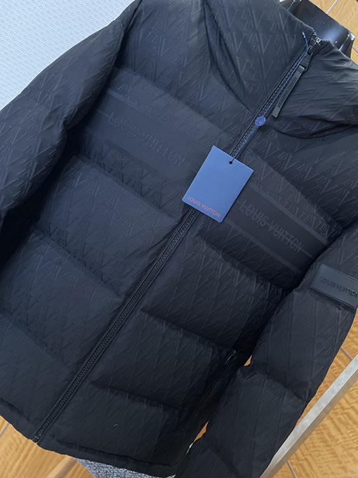 ルイヴィトン レザーラベルのフード付きダウンジャケット
