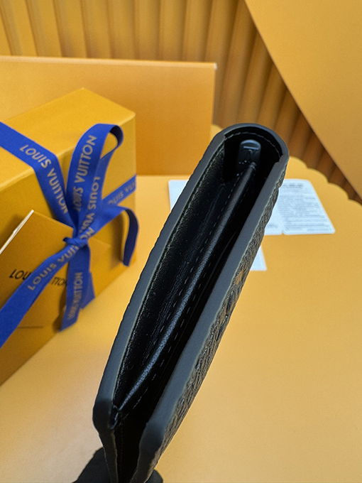 ルイヴィトン Monogram エンボスのソフト牛革ブラザウォレット M69038