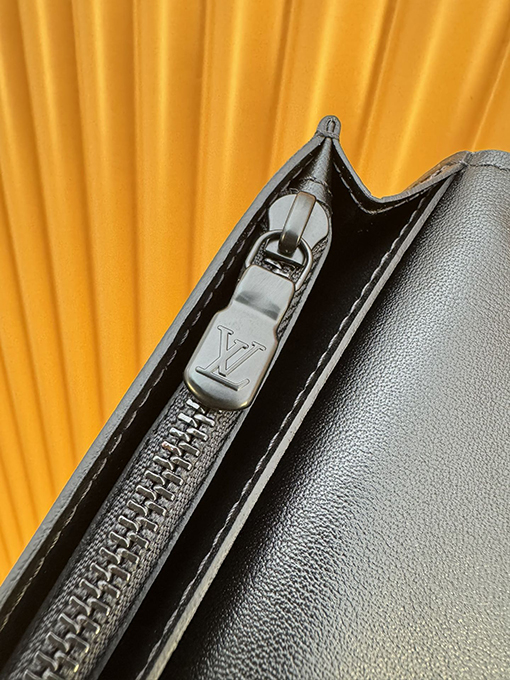 ルイヴィトン Monogram エンボスのソフト牛革ブラザウォレット M69038