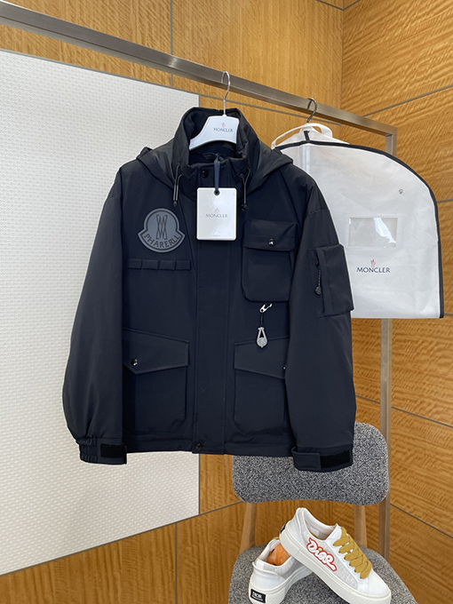 モンクレールスーパーコピー マルチポケットフード付き機能性ジャケット