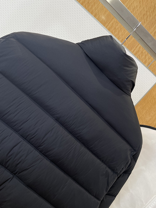 モンクレールスーパーコピー レタープリントロゴダウンジャケット