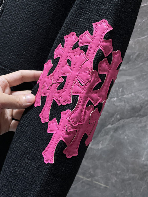 クロムハーツ ピンクの刺繍りジップアップフード付きセーター