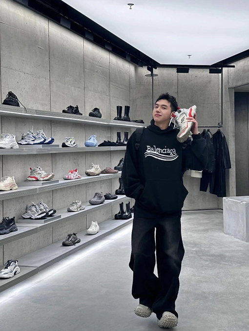 バレンシアガ スーパーコピー ホワイトロゴ刺繍オーダーサイズパーカー