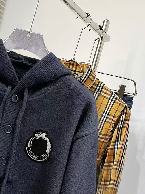 モンクレール 新モデルレターロゴフード付きセーター