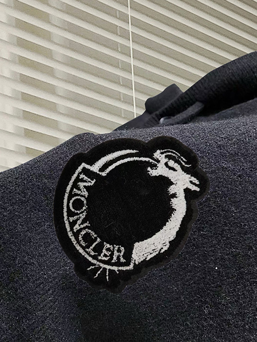 モンクレール 新モデルレターロゴフード付きセーター