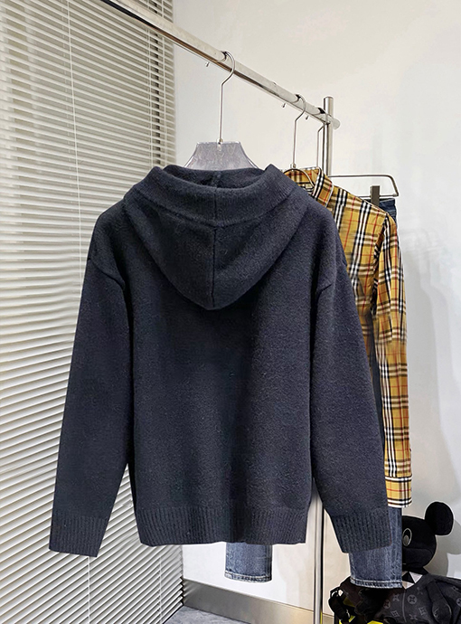 プラダスーパーコピー 新モデルクラシックレターロゴフード付きセーター