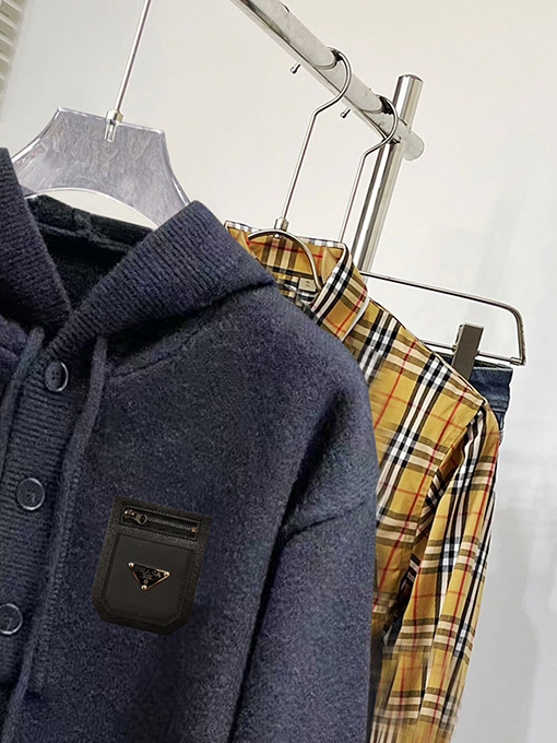 プラダスーパーコピー 新モデルクラシックレターロゴフード付きセーター