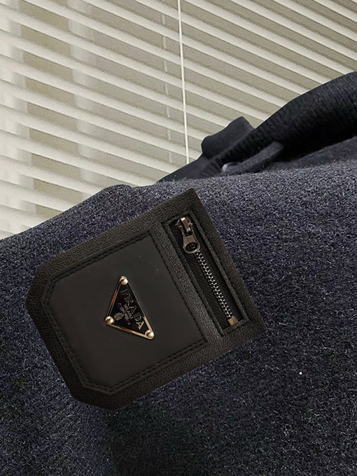 プラダスーパーコピー 新モデルクラシックレターロゴフード付きセーター