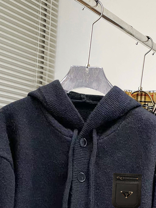 プラダスーパーコピー 新モデルクラシックレターロゴフード付きセーター