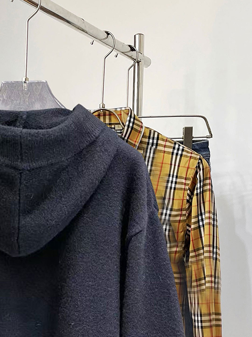 プラダスーパーコピー 新モデルクラシックレターロゴフード付きセーター