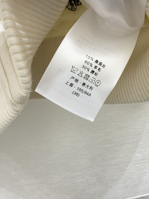 ディオール 新作の蝶刺繍ニットカーディガン